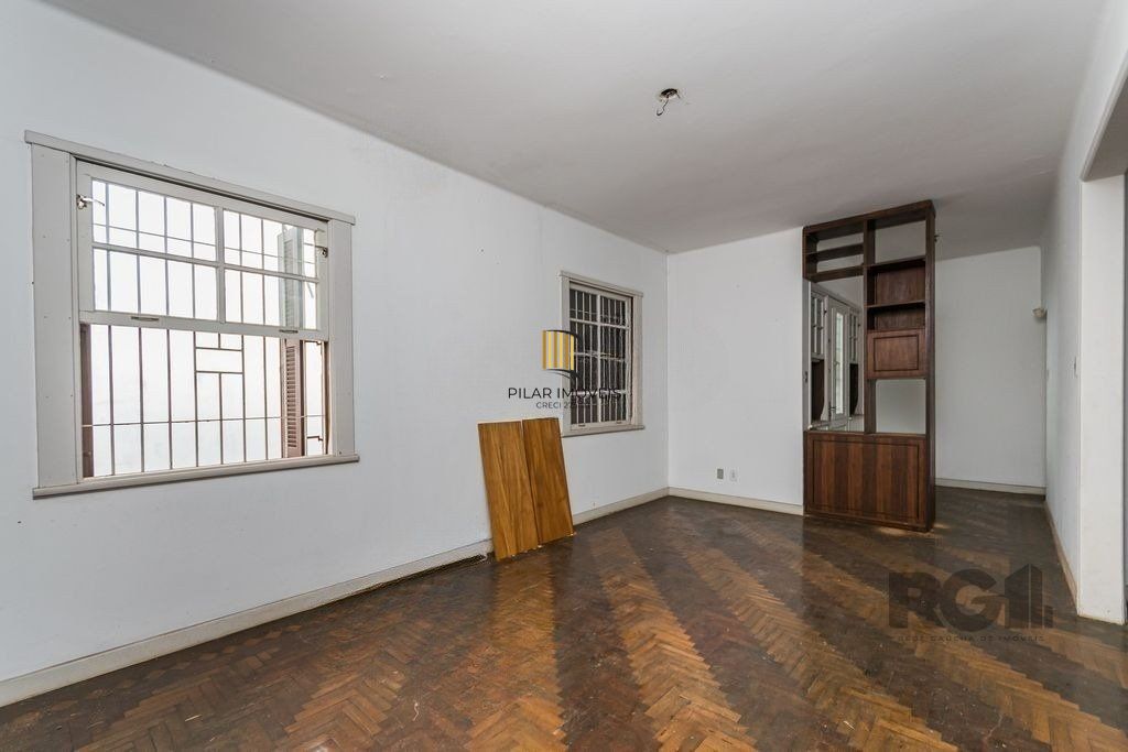Casa de 4 dormitórios, no bairro Medianeira 