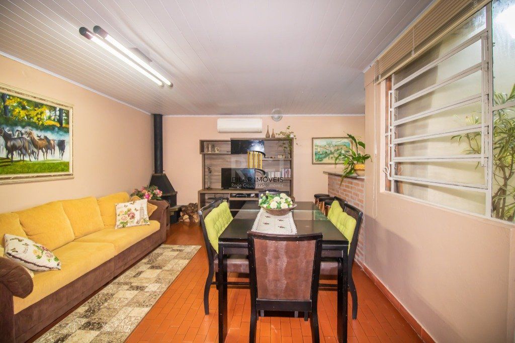 Casa de 289m² - 3 dormitórios, 1 suíte, 4 salas, churrasqueira, pátio e 4 vagas de garagem no bairro Partenon