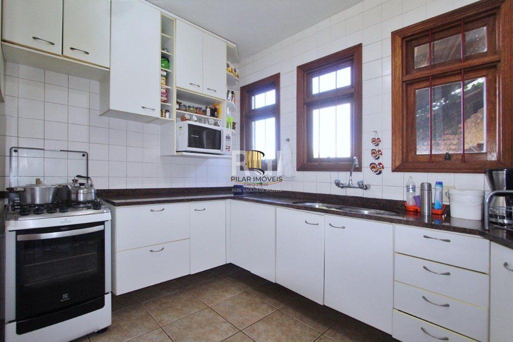 Casa para Venda - 269.06m², 4 dormitórios, sendo 2 suites, 5 vagas - Teresópolis