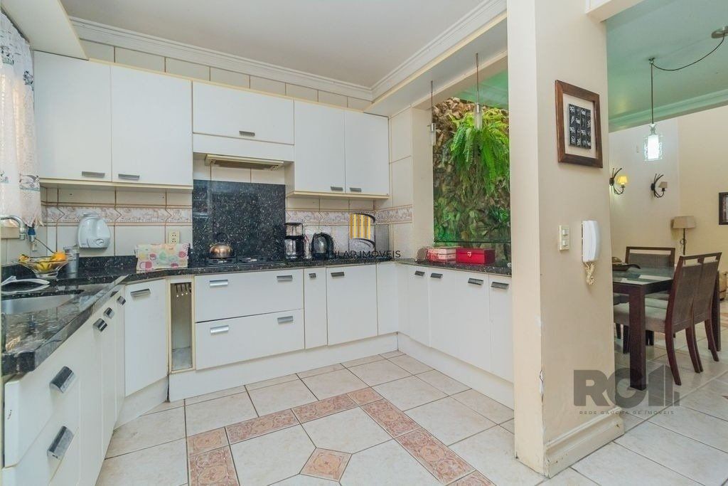 Casa 224m² - 3 dormitórios, 4 vagas no bairro Parque Santa Fé
