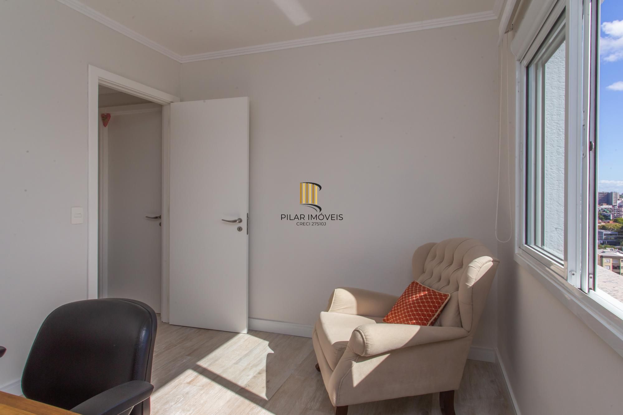 Apartamento de 02 dormitorios, suite, vaga garagem com vista livre no bairro Menino Deus-Porto Alegre.