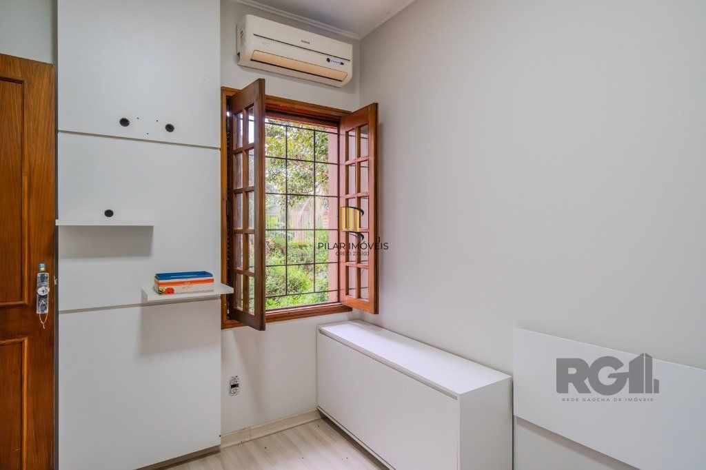 Casa de 214m² com 4 dormitórios, 1 suíte, piscina e 2 vagas no bairro Teresópolis