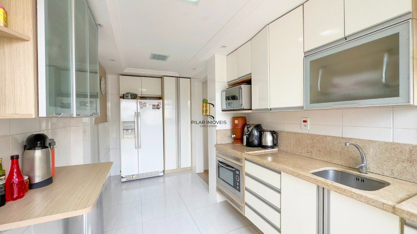 Casa de 3 dormitórios à venda no Bairro Azenha, Porto Alegre.