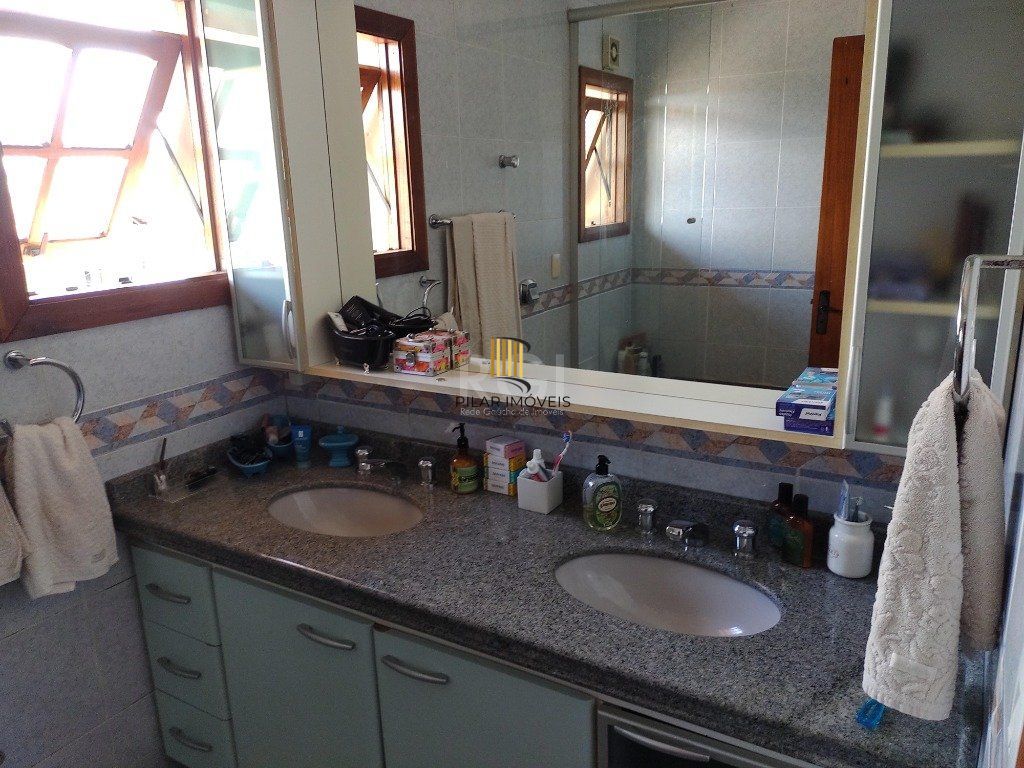 Excelente casa com 03 suíte, espaço gourmet com churrasqueira, living com lareira, pátio com piscina e garagem para 02 carros no bairro Espírito Santo