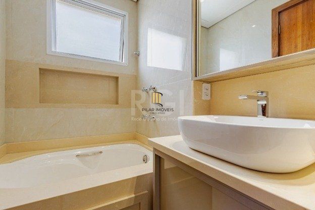 Apartamento à venda em Higienópolis com 236 m², 3 quartos, 1 suíte e 3 vagas.