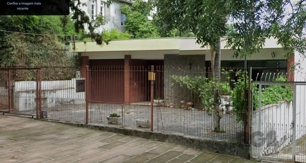 Casa com 243m2 de área privativa, com amplo pátio de 11 x 44, próxima a Av. Teresópolis