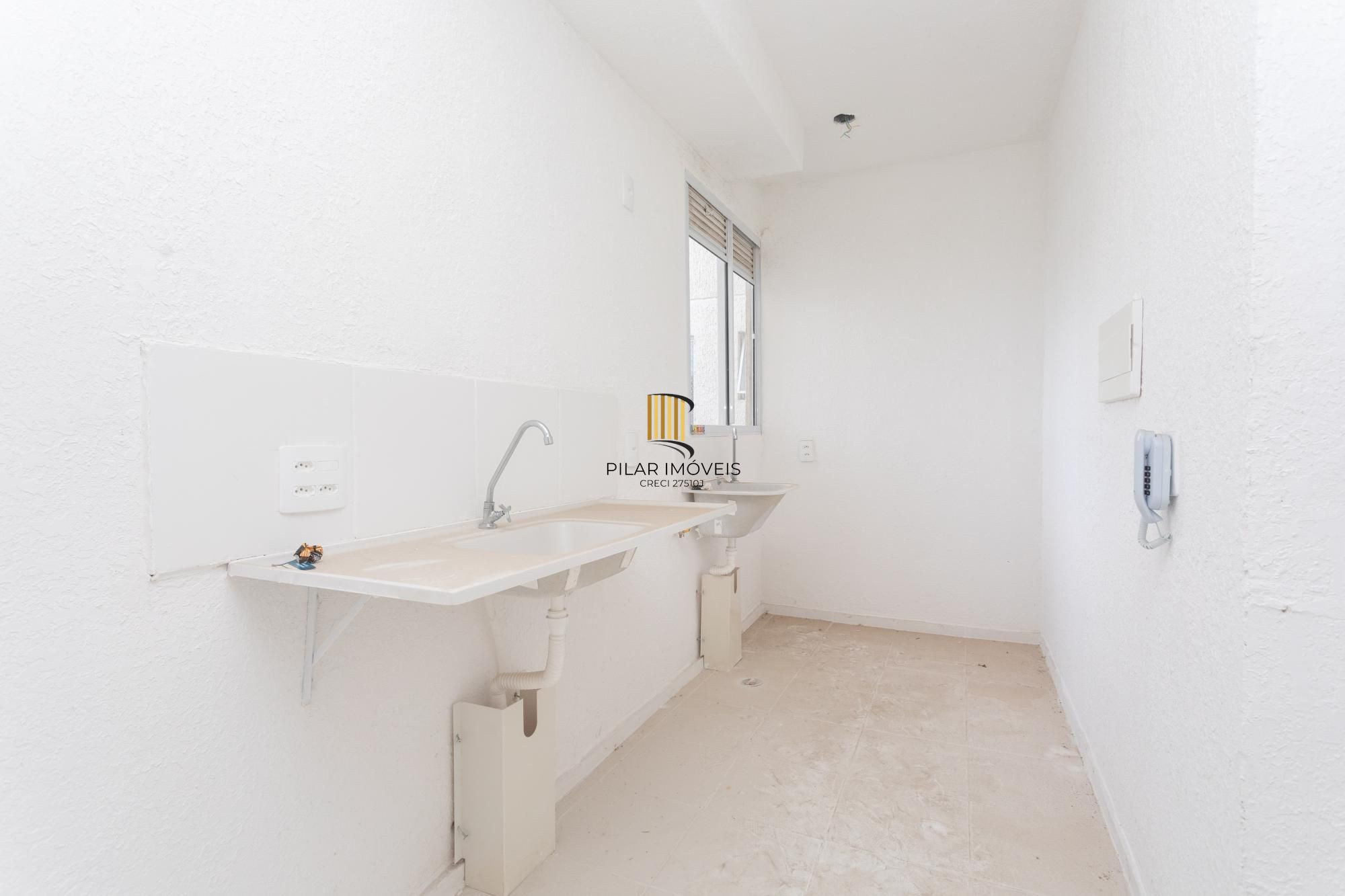 Apartamento á venda de 2 dormitórios no Bairro Protásio Alves.