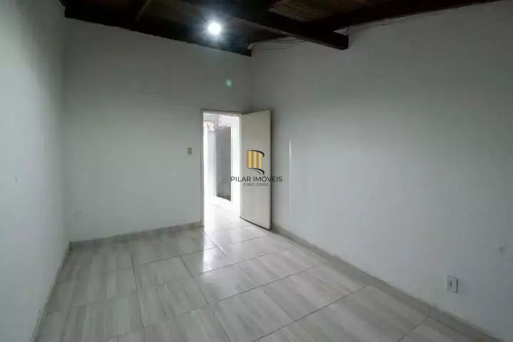 VENDE – AMPLA CASA RESIDENCIAL COM PISCINA E 5 VAGAS