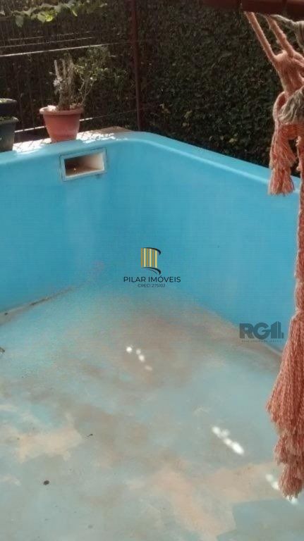 Casa com 3 dormitórios e amplo pátio com grama.