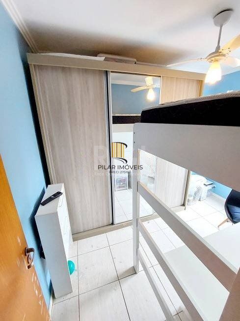 Casa com 03 dormitórios, 01 suíte, pátio com churrasqueira e 03 vagas de garagem no bairro Tristeza