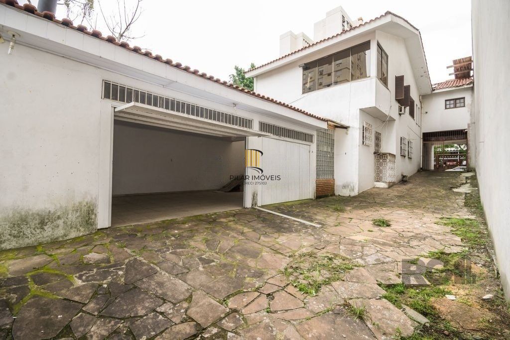 Excelente casa de 354m² com 5 dormitórios e 8 vagas.