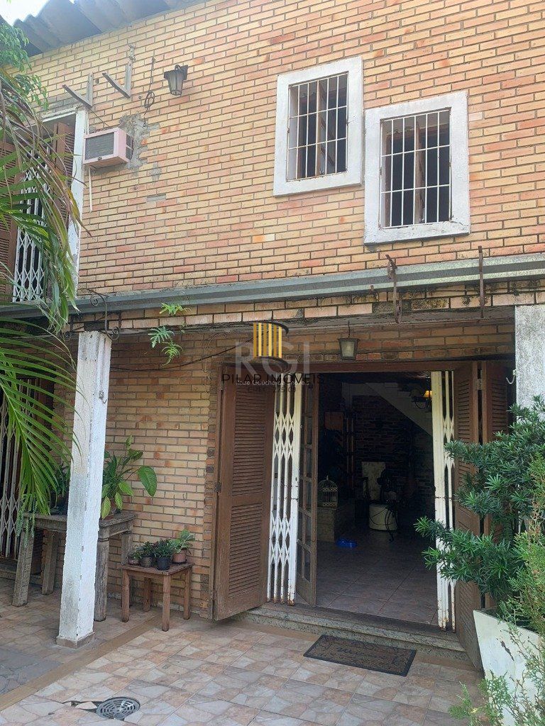 Casa 4 Dormitório(s) Bairro Nonoai