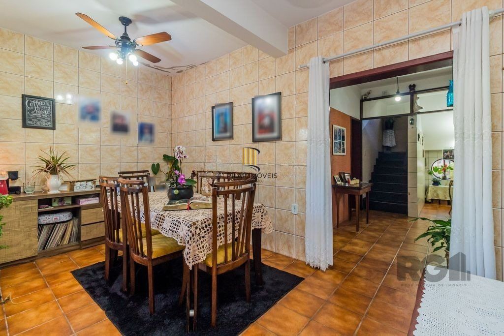 Sobrado de 215m² - 4 dormitórios, 5 vagas no bairro Passo das Pedras