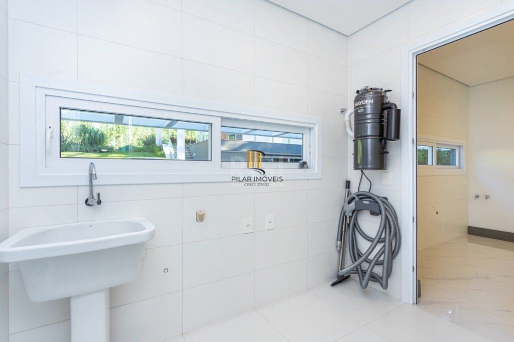 Casa Condominio para Venda - 450m², 3 dormitórios, sendo 3 suites, 3 vagas - Pedra Redonda