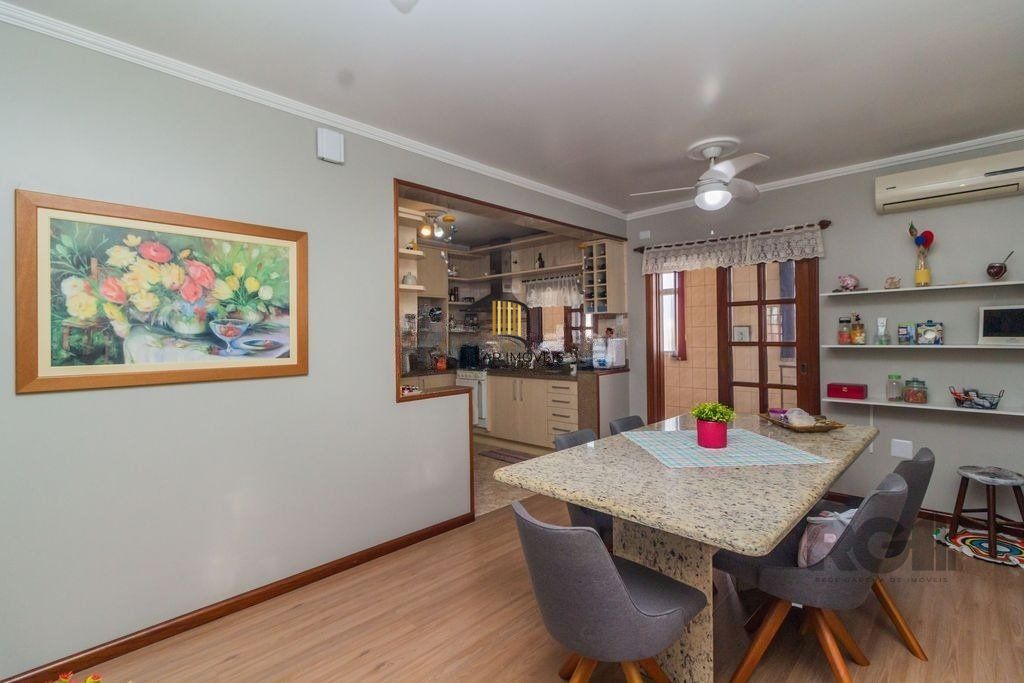 Casa de 4 dormitórios no bairro Sarandi
