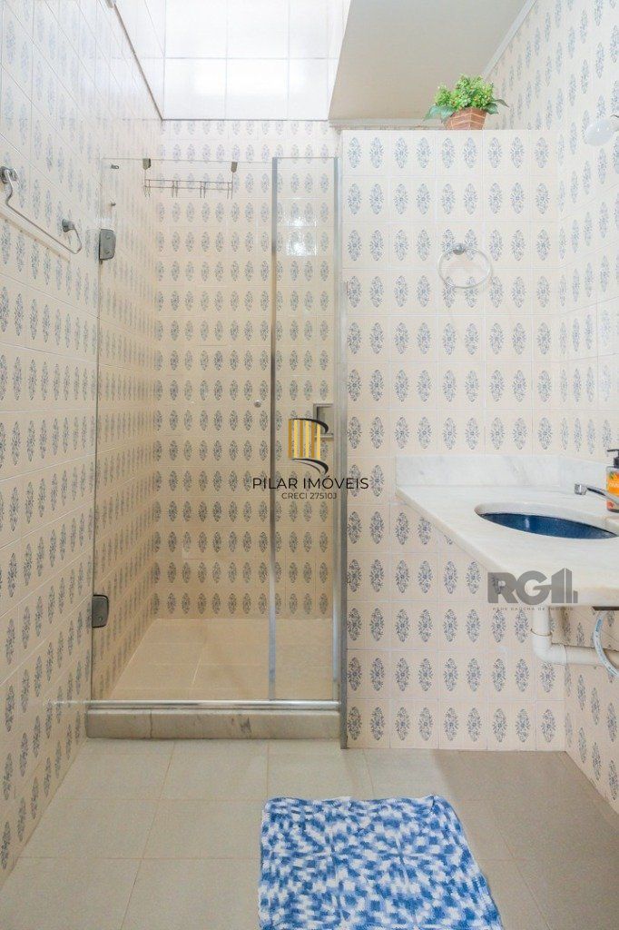 Casa com 4 dormitórios no bairro Gloria