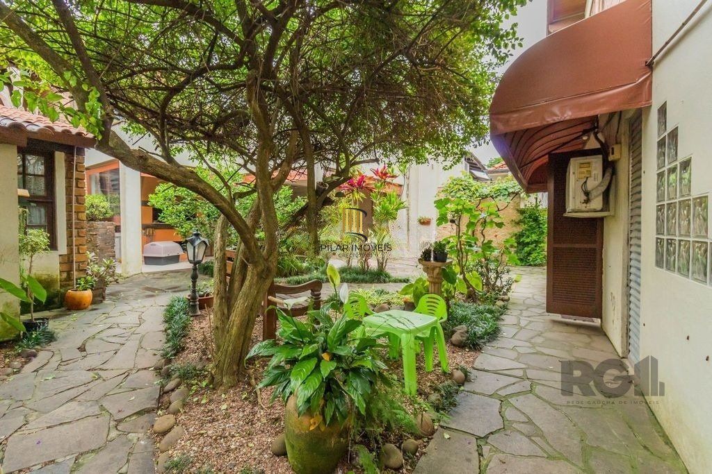 Impecável casa no bairro Medianeira. Living de 3 ambientes com lareira. Com 4 dormitórios sendo 1 suíte também com lareira. Ampla cozinha mobiliada e reformada. Dormitórios com armários fixos .