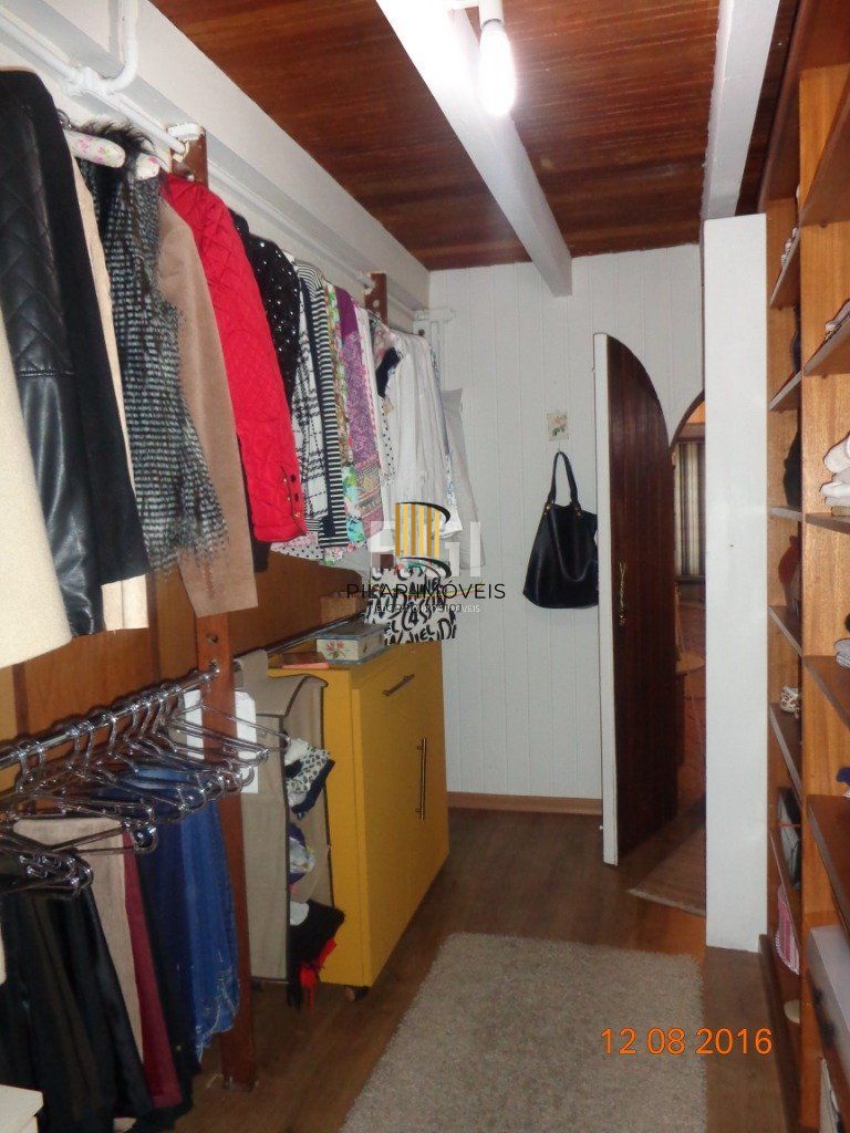 Casa para Venda - 240m², 6 dormitórios, 4 vagas - Teresópolis