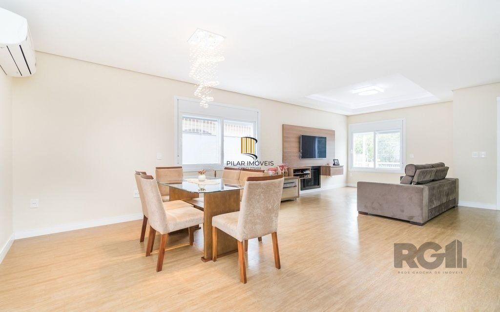 Excelente casa de 254m² com 4 dormitórios sendo 3 suítes.