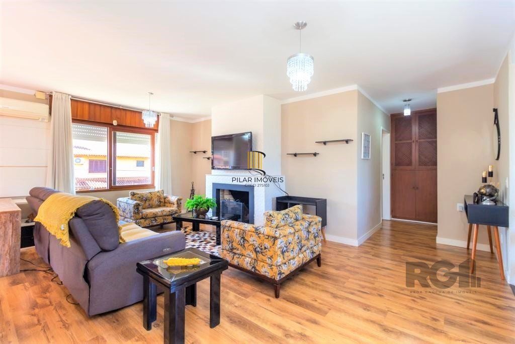 Casa de 380m², bairro Guarujá