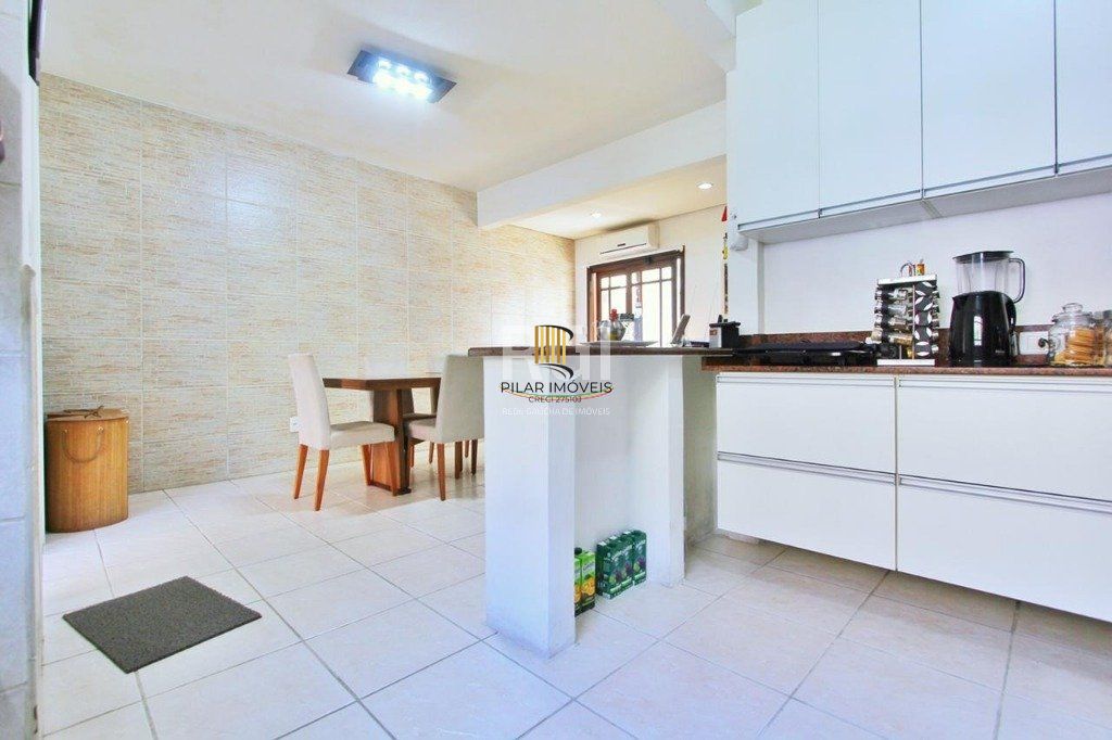 Casa para Venda - 260m², 5 dormitórios, sendo 2 suites, 4 vagas - Teresópolis