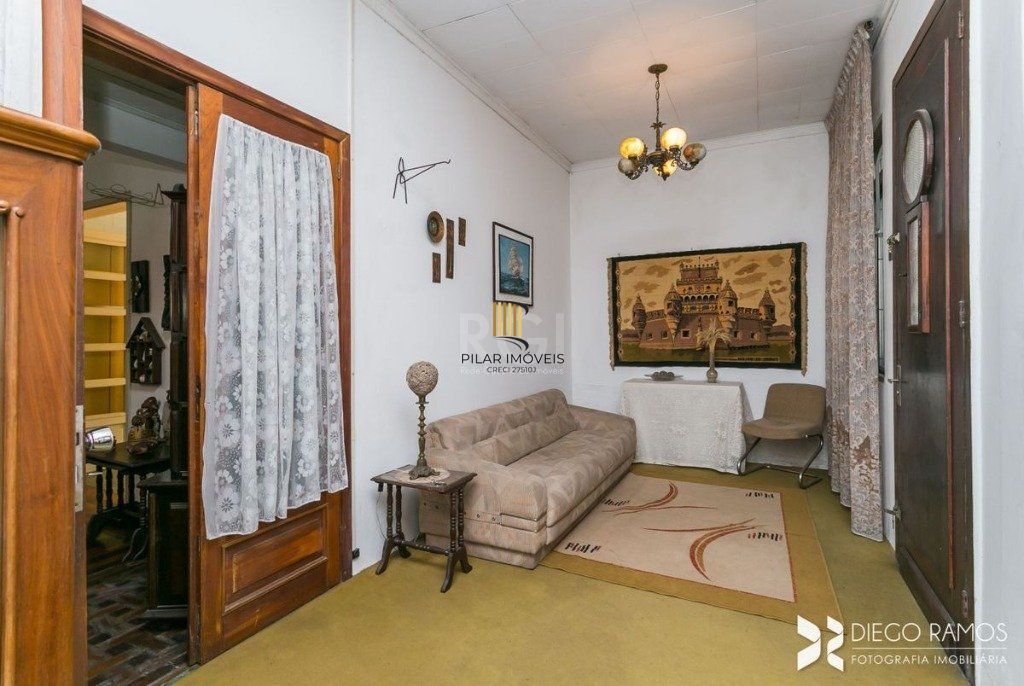 Casa para Venda - 198m², 3 dormitórios, sendo 1 suites, 4 vagas - Petrópolis