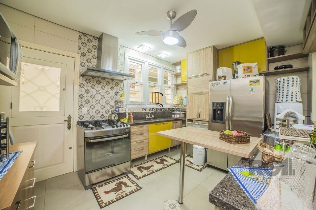 Casa de 4 dormitórios no bairro Glória