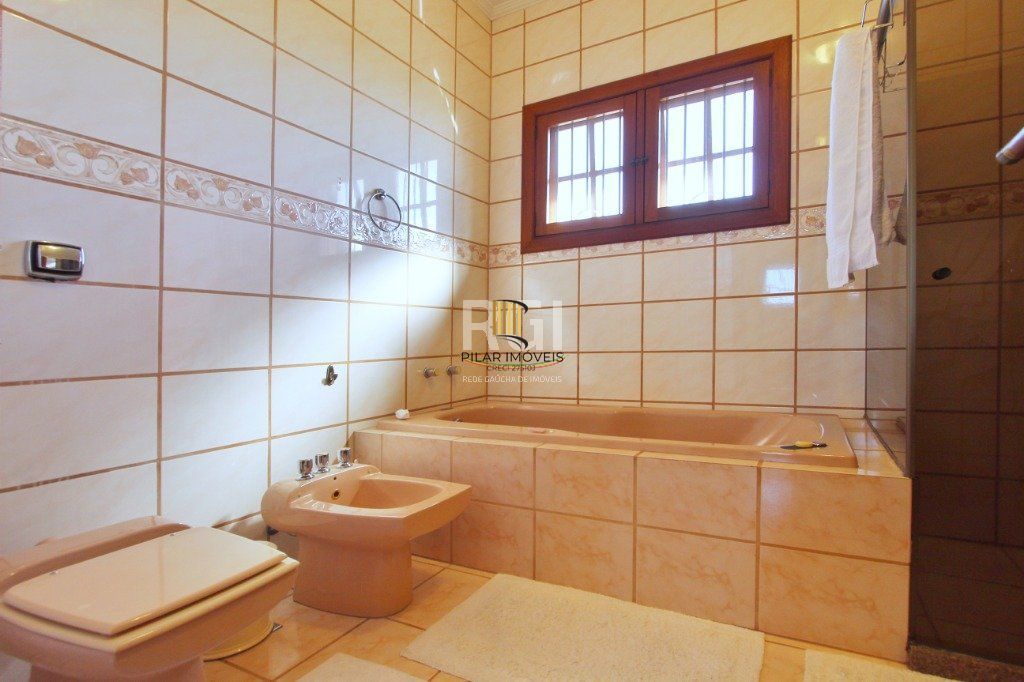 Casa para Venda - 250m², 3 dormitórios, sendo 1 suites, Teresópolis