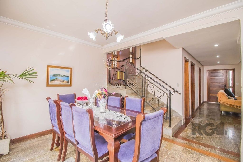 Casa de 329m² - 4 dormitórios, 1 suíte, 6 vagas no bairro Vila Jardim
