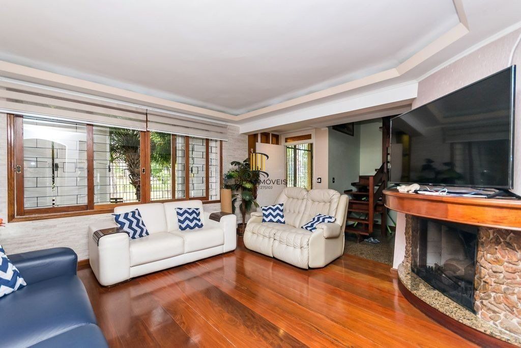 Casa 381m² - 5 dormitórios, 1 suíte, piscina e 6 vagas no bairro São Sebastião