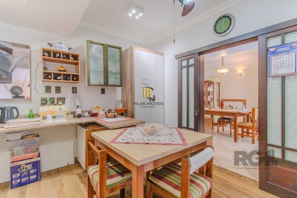 Linda casa de 04 dormitórios com vista livre no Bairro Teresópolis