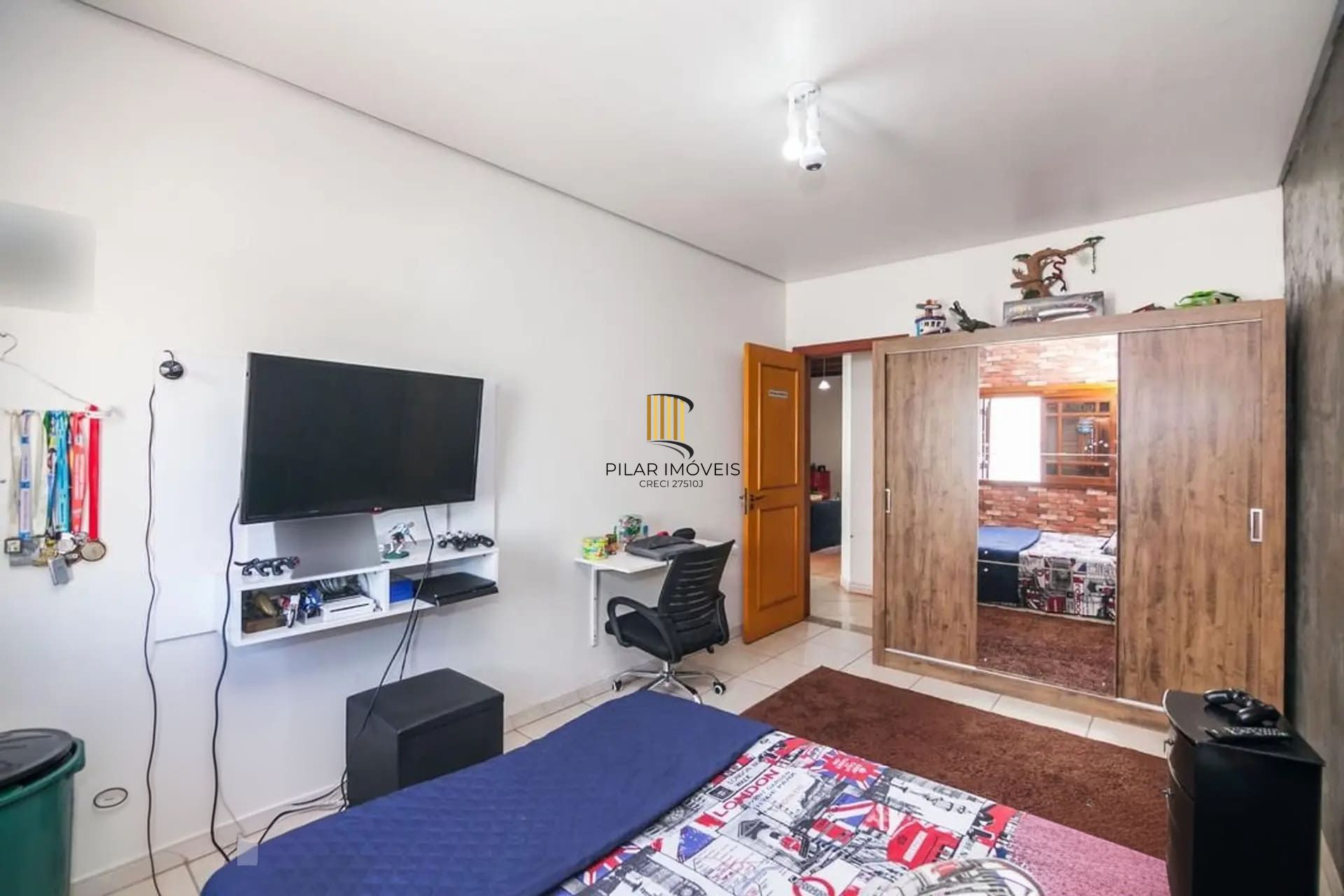 Casa de 4 dormitórios à venda no Bairro Rubem Berta, Porto Alegre.