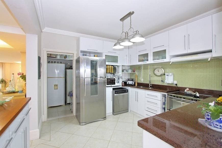 EXCELENTE CASA COM 4 DORMITÓRIOS, 6 VAGAS DE GARAGEM E VISTA PANORÂMICA.