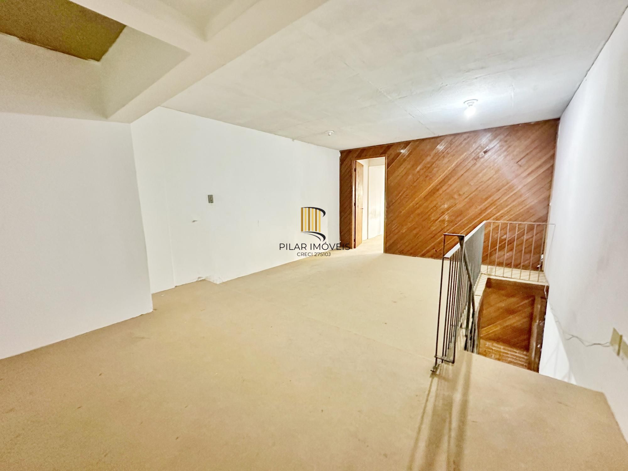 Sala comercial com mezanino e pátio na Cidade Baixa