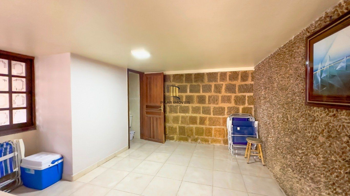 Casa de 3 dormitórios à venda no Bairro Azenha, Porto Alegre.