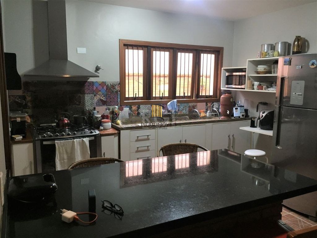 Casa de 270m² - 3 dormitórios, 1 suíte, churrasqueira, pátio e 3 vagas de garagem
