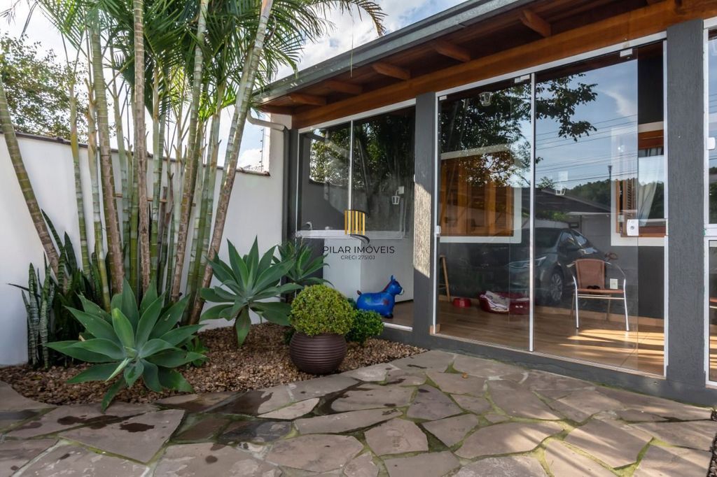 Casa de 2 dormitórios à venda no Bairro na Lomba do Pinheiro - Porto Alegre