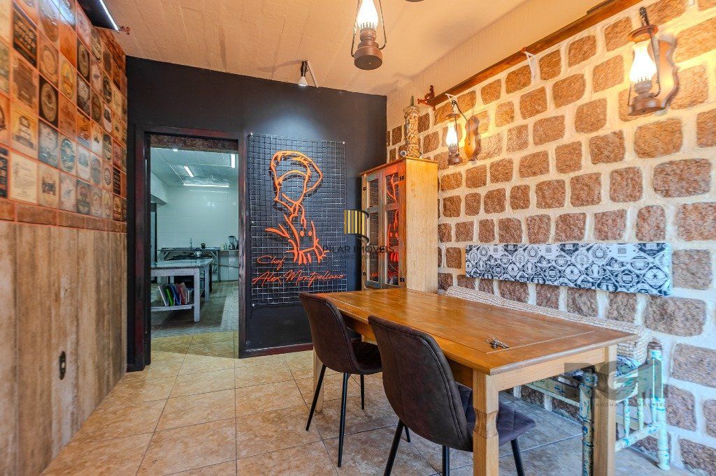 Prédio de 328m² - 4 dormitórios, 2 vagas no bairro Chácara das Pedras