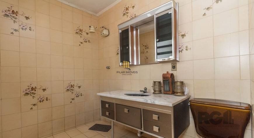 Casa 250m² - 5 dormitórios, 2 suítes e 4 vagas no bairro Santa Maria Goretti