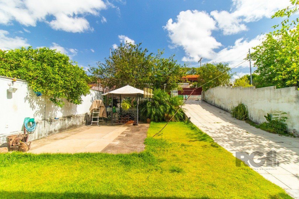 Casa com 3 dormitórios e 3 vagas no bairro Santa Tereza