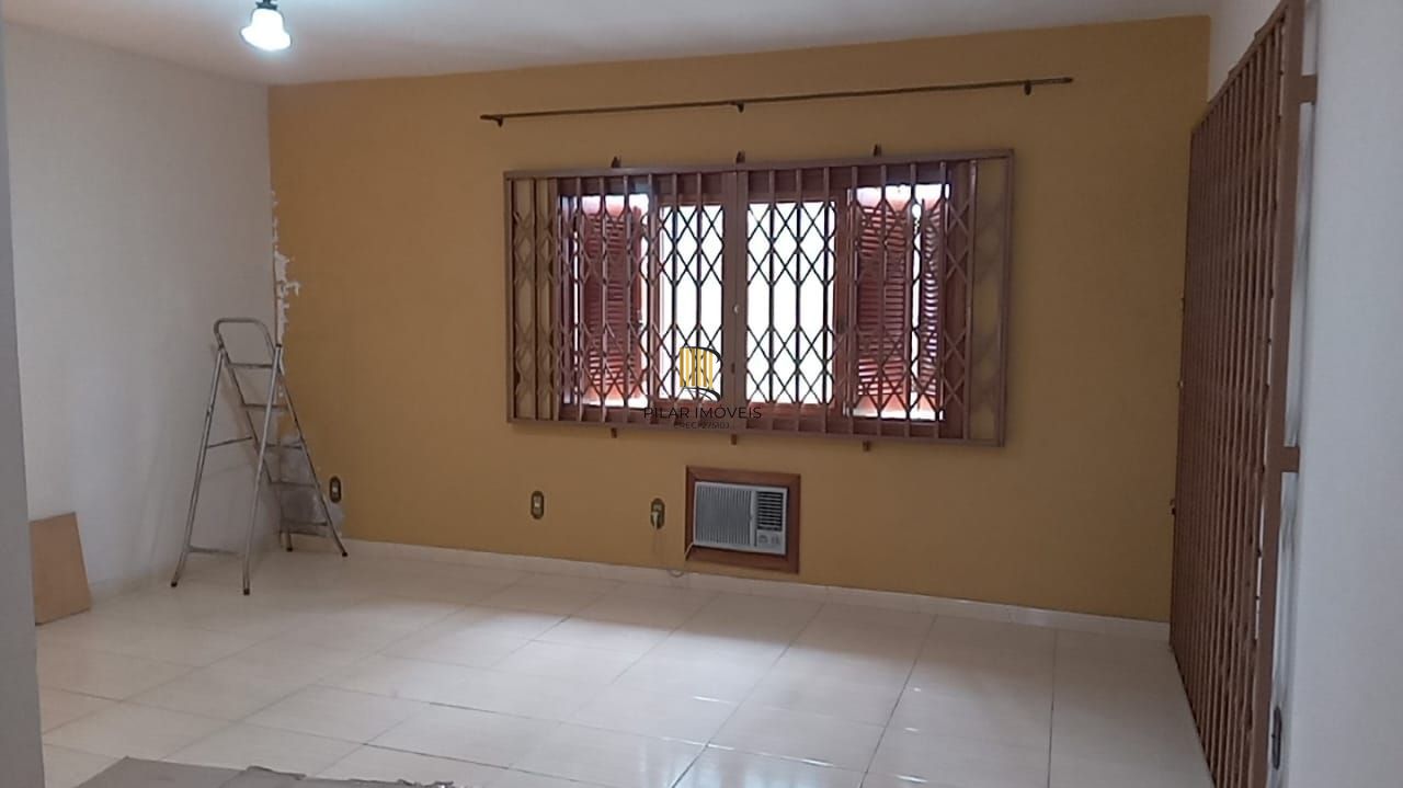 Casa 03 dormitórios, com páteo