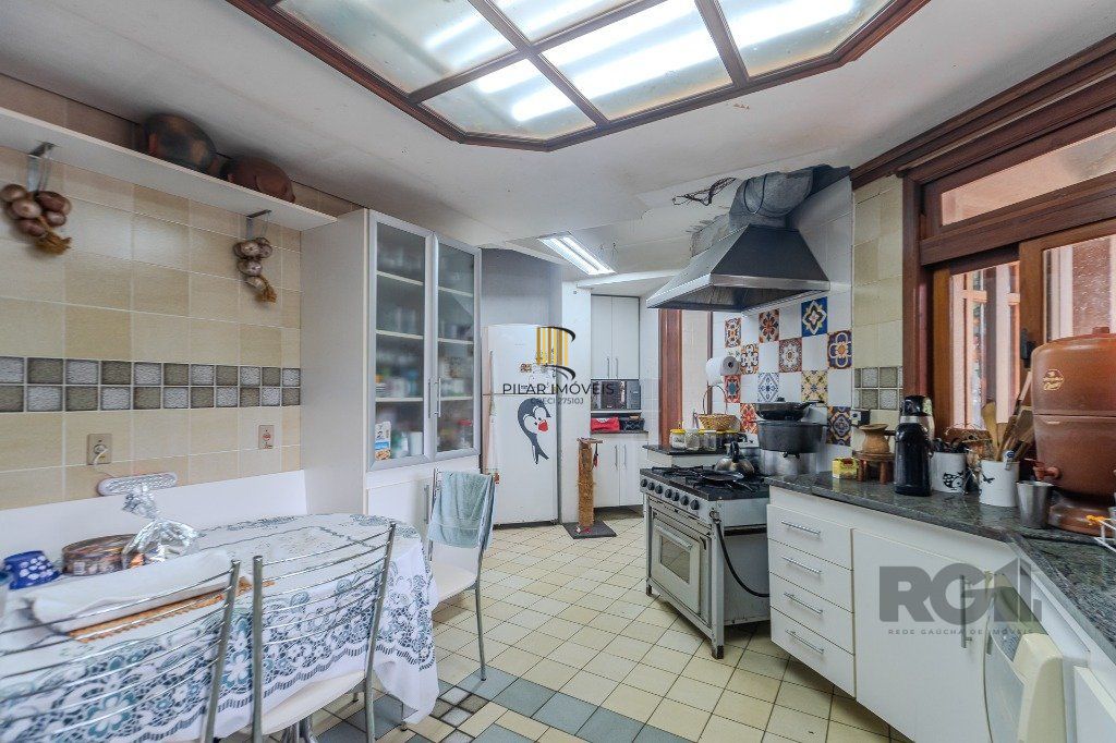 Casa 400m² - 5 dormitórios, 4 vagas no bairro Vila Jardim