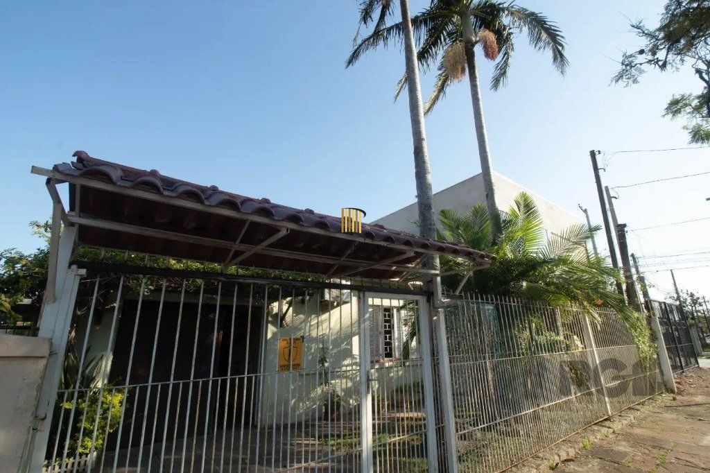 Casa de 3 dormitórios no bairro Santa Maria Goretti
