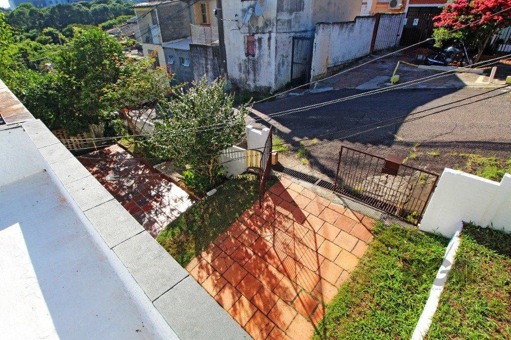 Casa 3 dormitórios no bairro Nonoai