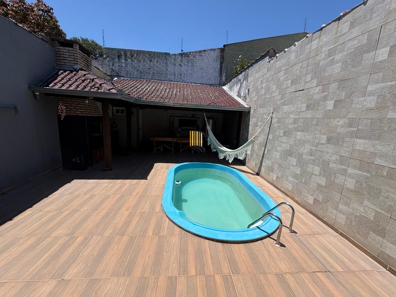 Casa residencial, 2 dormitórios no bairro Glória