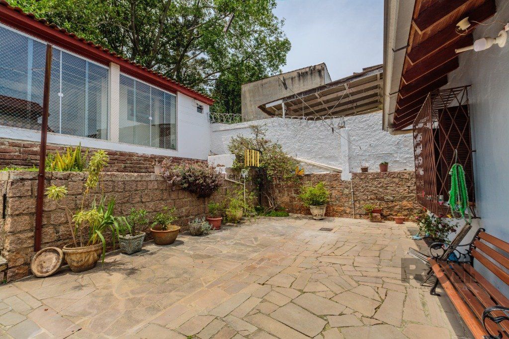 Casa 253m², 3 suítes, pátio, churrasqueira e vaga de garagem para 4 carros no bairro Nonoai