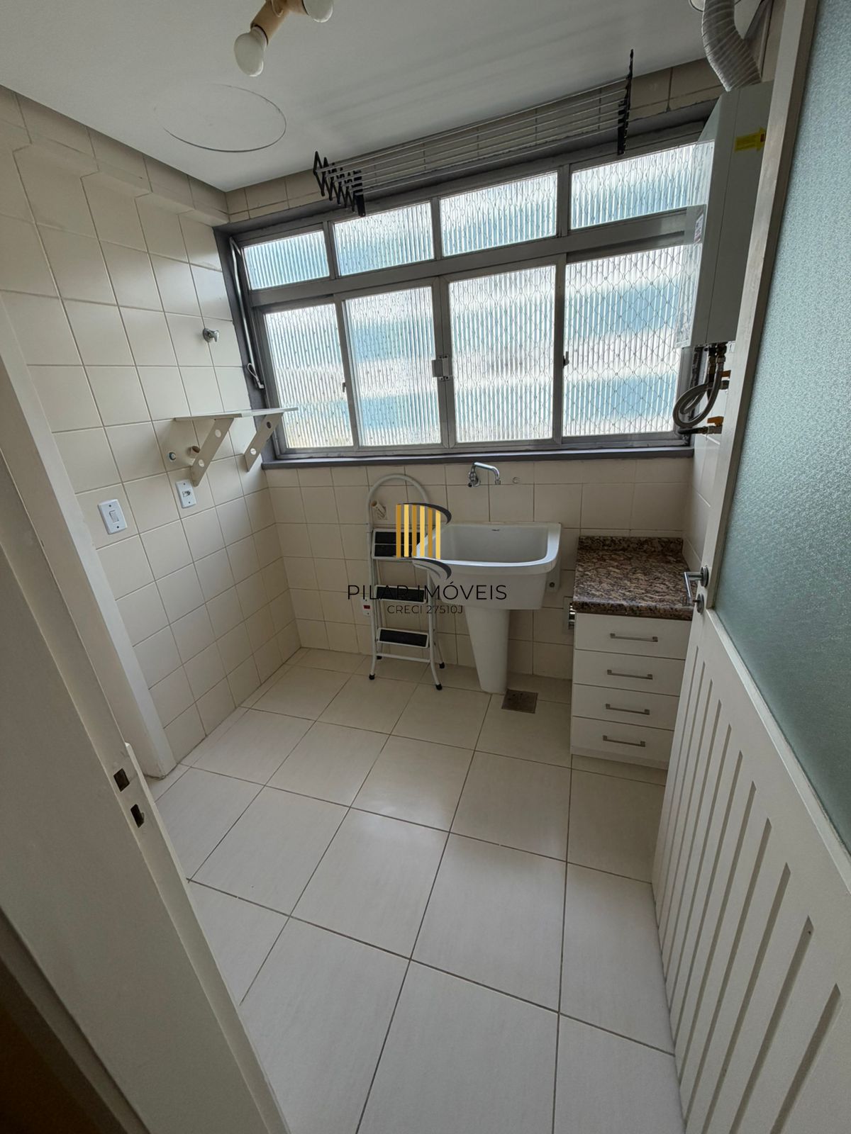 Apartamento 2 dormitórios, 1 vaga coberta no Bairro Teresópolis.