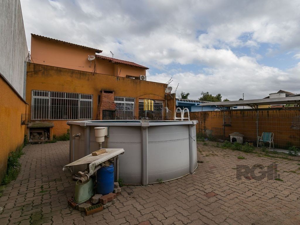 Casa de 3 dormitórios,  no bairro Campo Novo