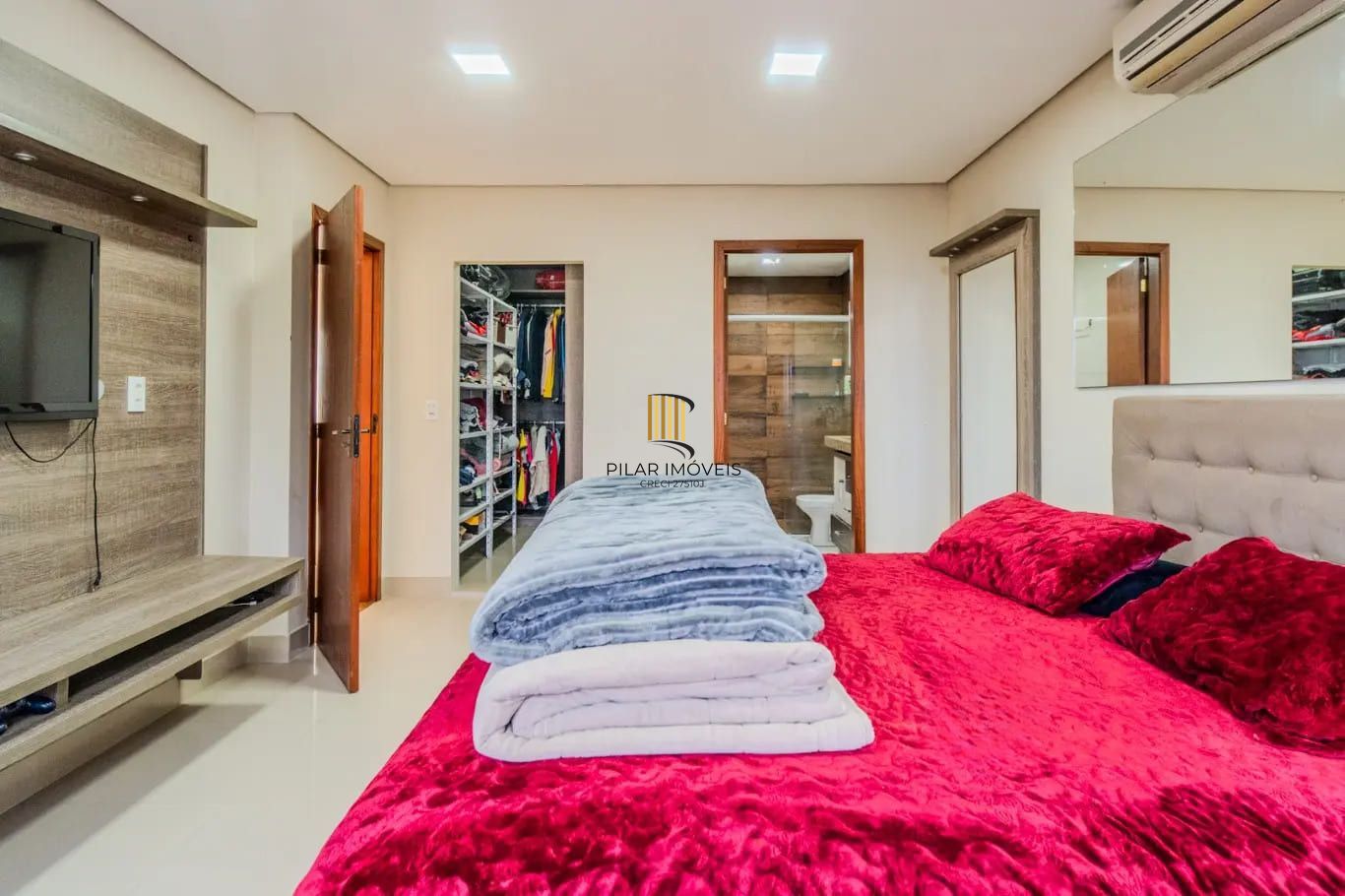 Casa de 3 dormitórios à venda em Santa Tereza, Porto Alegre.