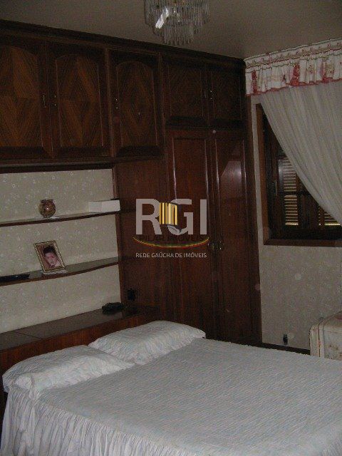 Casa para Venda - 260m², 3 dormitórios, sendo 1 suites, 7 vagas - Nonoai